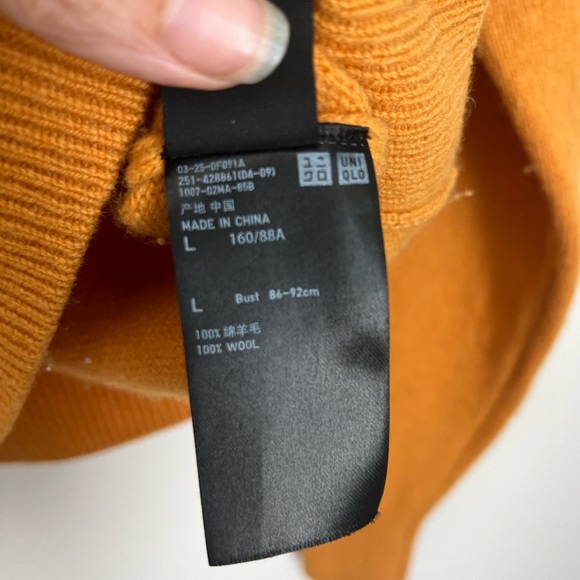 Uniqlo Yellow Sweater size L - Picture 5 of 7